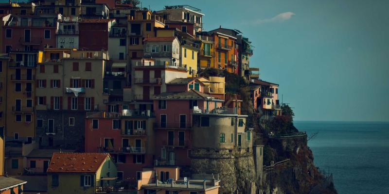 标识设计与品牌叙事：如何通过视觉符号讲述品牌故事与渊源