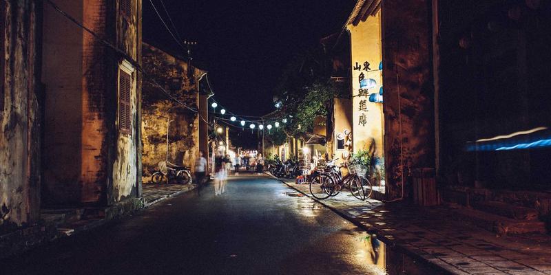 超越平面：LOGO设计如何通过尺度、材质与交互，在实体空间中打造令人难忘的酷标志体验