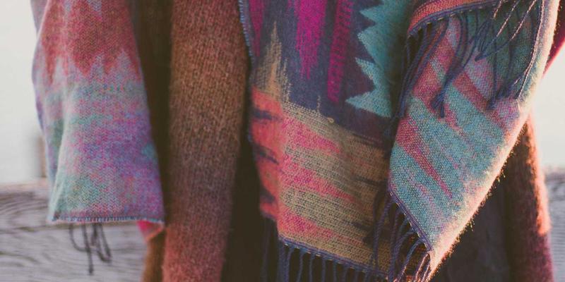 酷标志不止于视觉：如何通过材质与工艺的实体触感，打造令人难忘的品牌形象